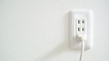 コンセント差しっぱなしだと電気代はいくらかかる？抜くべき家電や節約方法をわかりやすく解説！