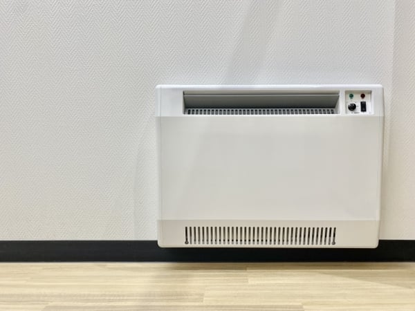 セラミックファンヒーターと他のヒーターの電気代を比較すると、そこまで違いがないことがわかります。セラミックファンヒーターと他のヒーターの大きな違いは「温風が出るかどうか」です。温風であったまりたい方はセラミックファンヒーターをおすすめします。