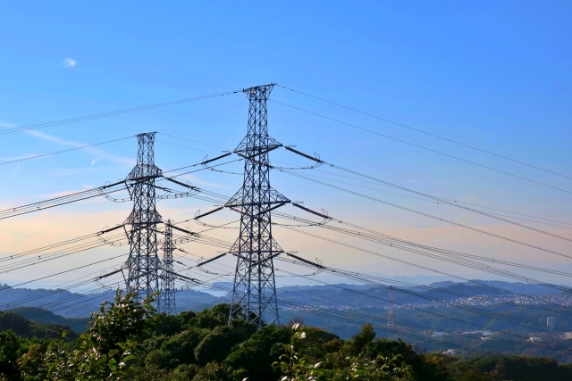 東北電力の値上げの理由は、①2022〜2023年は燃料費高騰と福島県沖地震による巨額赤字を埋めるため②2025年11月は託送料金の変更を転嫁するため③2026年4月は電源調達の変化に合わせ、市場価格の変動をより速く電気代に反映させるため、が挙げられる。