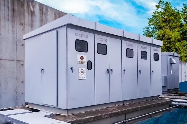 高圧電力とは、供給電圧6,000V・契約電力50kW〜2,000kWの電力契約のことだ。契約電力が50kW〜500kWの場合は「高圧小口」、500kW〜2,000kWの場合は「高圧大口」と呼ばれている。高圧電力の主な対象となるのは、中規模の工場やオフィスビル、学校、病院などだ。