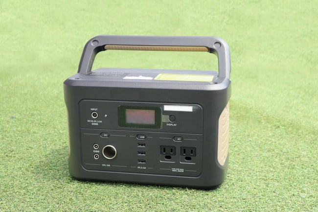 蓄電池と聞くと、会社や家庭の敷地内に設置するタイプを思い浮かべる方も多いのではないだろうか。  蓄電池は用途や接続場所によって名称が異なる。敷地内に設置するタイプは需要地併設型蓄電池といわれるものだ。この蓄電池は、日中に自社または自宅で発電した電気を蓄え、夕方や夜間などに使用する目的で設置される。