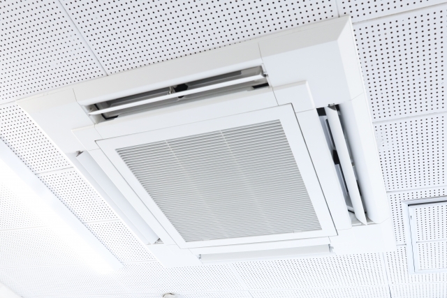 スーパーにおける空調設備の節電・電気代削減方法は以下の8つ  ① 空調の設定温度を見直す ② 場所ごとに過ごしやすい温度にする ③ 使用時間を極力少なくする ④ 自動ドア付近に物を置かないようにする ⑤ 室外機のまわりに物を置かない ⑥ エアコンのフィルター掃除をこまめにする ⑦ 断熱塗装を取り入れる ⑧ 断熱フィルムやカーテンを活用する