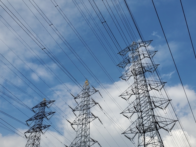 電力契約は、電圧・契約電力が大きくなるにつれて「低圧→高圧→特別高圧」と区分けされている。供給対象となる施設も、低圧の場合は小規模な施設が多いが、特別高圧となると大規模な工場や商業施設が大半を占めているのだ。