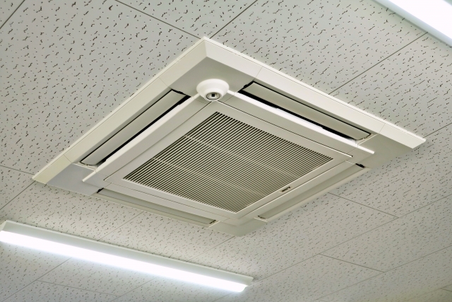 低圧電力は「従量電灯」と「動力」の2種類に分かれる。従量電灯は照明・一般家電向けの単相100〜200V、動力は業務用機器（大型エアコンなど）向けの三相200Vの電圧である。