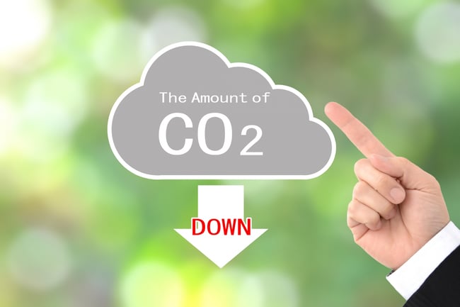 ここまで排出量取引制度(GX-ETS)に関する語句の解説を行ってきた。ここからは、GX-ETSの中身について説明をしていく。まず、GX-ETSは以下のように3つのフェーズから成り立っていることを知っておこう。 ①フェーズ1:2023〜2025年度に実施。試行期間なので強制ではない。 ②フェーズ2:2026〜2032年度に実施。CO2排出量10万t以上の法人は強制参加。 ③フェーズ3:2033年度より実施予定。排出枠が無料から有料に変わっていく。 現在の日本は「フェーズ2」に該当する