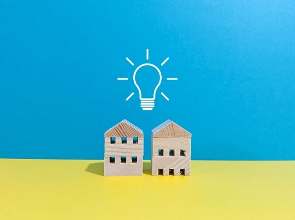 全館空調とは、家全体を冷暖房する空調システムのことです。  エアコンは各部屋に1台ずつ設置して、部屋の空気を冷やしたり暖めたりします。一方、全館空調は屋根裏や床下に1〜2台の専用室内機を設置し、そこからダクトを通じて各部屋へと冷たい空気や暖かい空気を送り込みます。
