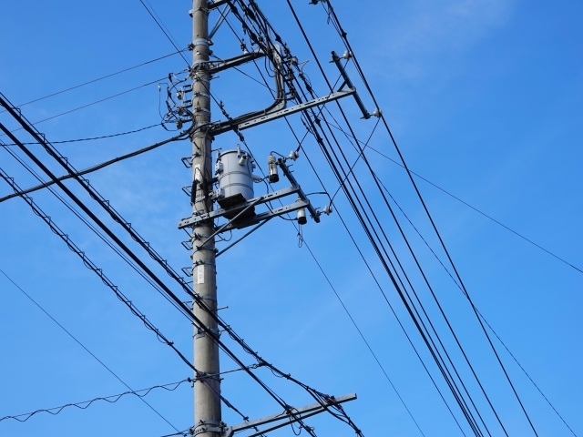 低圧電力とは、供給電圧100〜200V・契約電力50kW未満の電力契約のことだ。主な対象施設は個人経営の店舗・事務所・飲食店といった小規模な施設である。