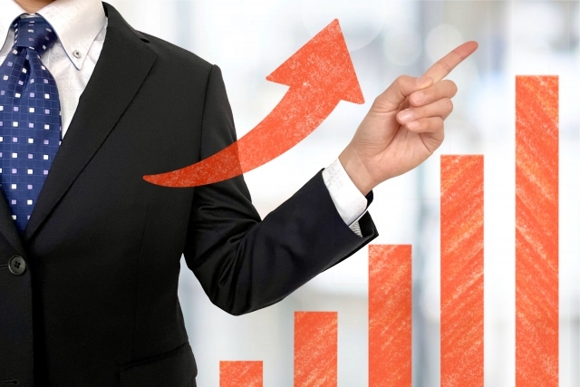 東北電力は2022年〜2026年までの数年間で、法人向け電気代を約27%値上げしている。値上げの主因は2022年11月の改定(試算では+22.2%)で、2023年4月・2024年4月・2025年11月にも値上げが続いた。2026年4月の見直しは料金水準こそ変わらないが、市場価格の高騰が電気代に直撃しやすい仕組みに変更されている。