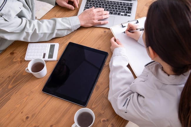 太陽光発電の設置目標の義務化の対象となるのは、省エネ法で定める「特定事業者」であると説明した。それでは、特定事業者はどういったアクションが求められるのだろうか。