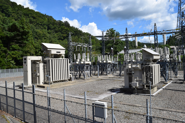 特別高圧電力（特高）とは、供給電圧が7,000V以上、契約電力が2,000kW以上の電力契約のことだ。特別高圧の対象となるのは、大規模な工場やショッピングモール、データセンターなどの、非常に多くの電力を使用する設備である。  特別高圧の電圧は7,000V以上と定義されるが、実際には20,000Vや66,000Vといった非常に高い電圧で電気が送られてくるケースが多い。当然、これらの電気は高圧のキュービクルでは太刀打ちできないため、さらに大きな変電設備が必要になる。企業によっては、専用の鉄塔や送電線を用意するケースもある。