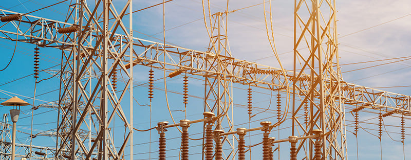 【図解】特別高圧とは？電気代の仕組み、低圧や高圧との違い、活用メリットや法人の電気代削減方法をわかりやすく解説！