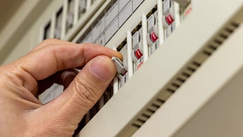 ブレーカーが落ちる原因と復旧方法！種類別の対処法と落ちないための予防策をわかりやすく解説