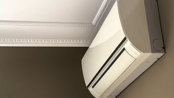 夜にエアコンをつけっぱなしにした場合の電気代は安い？節約方法も解説！