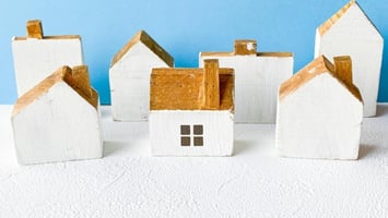 引っ越し費用の相場はいくら？人数・距離・時期別の料金目安と安くするコツをわかりやすく解説！