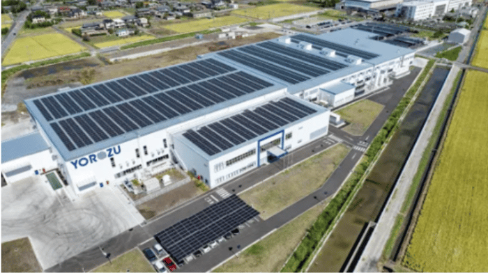 しろくま電力は、株式会社ヨロズ様の子会社の新工場の屋根上と駐車場に太陽光発電設備を設置した。これにより年間約230万kWhの電力を賄っている。