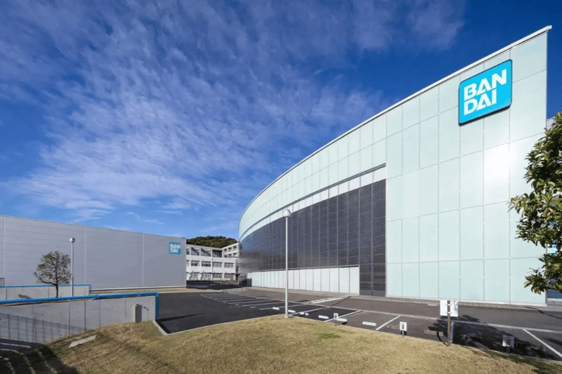 BANDAISPIRITS様のプラモデル生産工場の屋根上にも太陽光パネルを設置した。年間26万kWhの電力を賄っている。