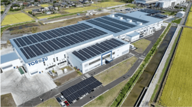 (しろくま電力は、株式会社ヨロズ様の子会社の新工場の屋根上と駐車場に太陽光発電設備を設置した。これにより年間約230万kWhの電力を賄っている。)