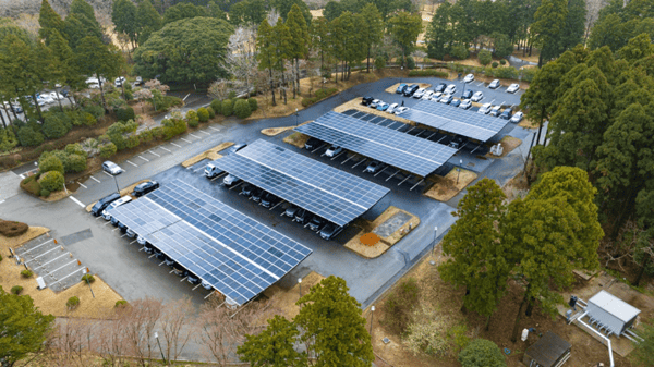 現在も多くの企業・自治体を中心に導入が進んでいる。特に大企業は駐車場が広い場合が多いため、その分だけ土地を有効活用し、CO2削減に活かすことが可能だ。