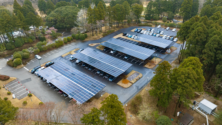 規制パッケージの解説にて、政府は次世代型太陽電池や、屋根上や公共施設への設置を支援することを紹介したが、今「自然を壊さない」として、注目を浴びる太陽光発電があるのをご存知だろうか？  それは、駐車場に設置する「ソーラーカーポート」というものだ。