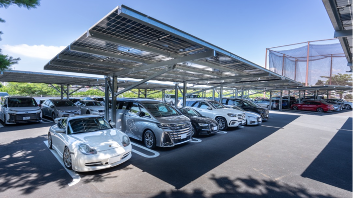 ソーラーカーポートとは、カーポートの屋根部分が太陽光パネルになっているものである。駐車場で電気を作ることができ、業者によってはEV充電器や蓄電池も併設可能だ。災害時の非常電源としても使用することができる。