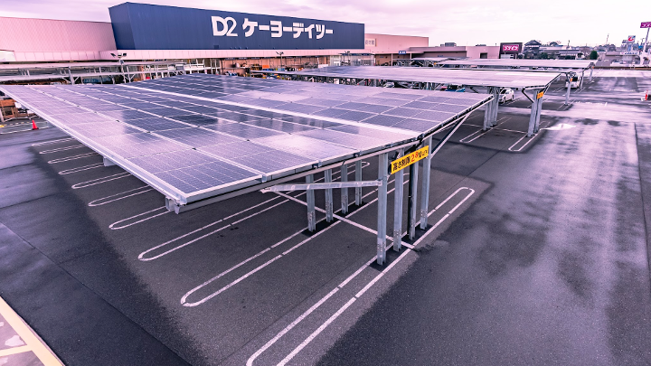 ソーラーカーポートを導入するのは、電気代・CO2を削減したい法人がほとんどだ。しかし現在、日本国内には約1億5,000万㎡の駐車場があると言われており、もしこれら全てにソーラーカーポートを設置した場合、原発約16基分の電力を賄うことができる。自然を壊すことなく、再生可能エネルギーを増やすことができるのだ。