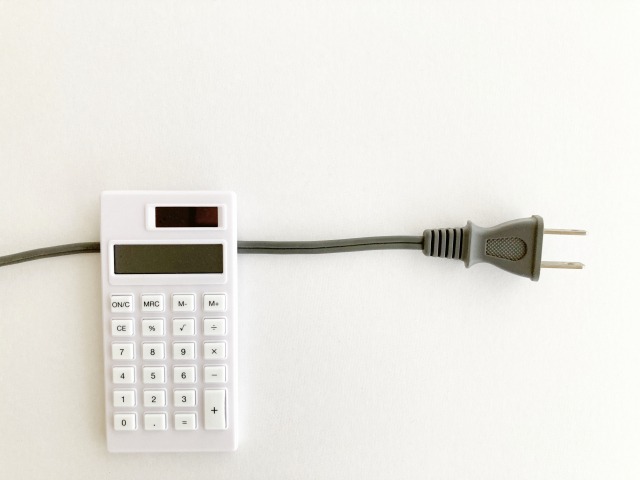 電気代の平均は一人暮らしで月約7,337円・2人世帯で月約12,144円が目安になる