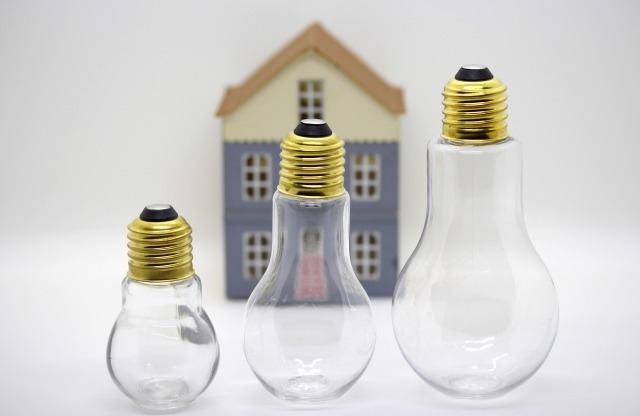 電気料金単価の安い電力会社に切り替えると手間なく電気代を抑えられる
