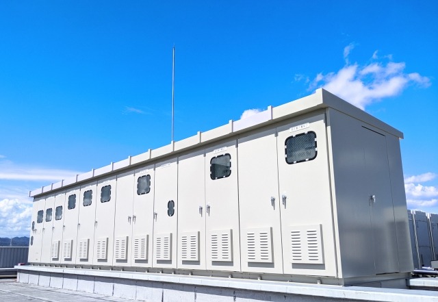 請求書には「契約種別」または「供給電圧」という欄がある。そこに「高圧電力」「特別高圧電力」と書いてあれば高圧・特別高圧の契約で、「低圧電力」「従量電灯」「動力」とあれば低圧で契約していることになるのだ。  また、施設内にキュービクルがあるかどうかでも低圧・高圧を見分けることができる。キュービクルとは金属製の箱型設備で、高圧の電気を安全に使うために欠かせない。駐車場の隅や建物の外壁沿い、屋上などにキュービクルがあれば、高圧以上の契約をしている、判断できるのだ。