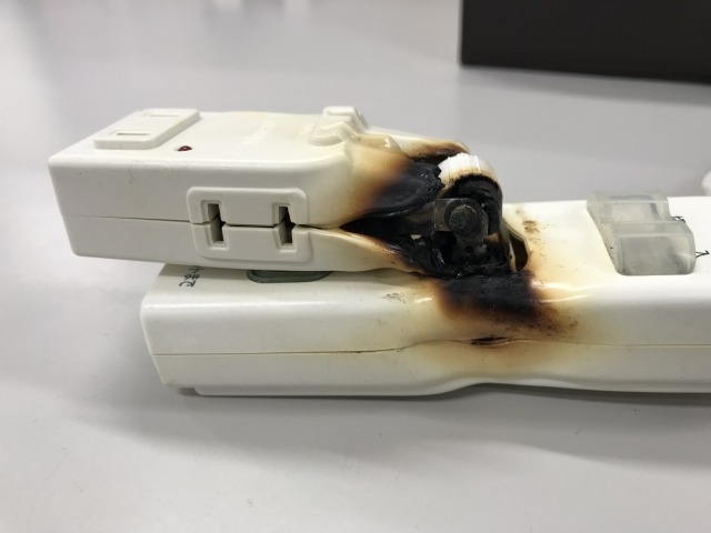 コンセントの発熱を放置すると火災につながるおそれがある