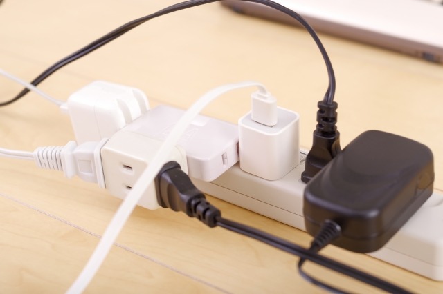 たこ足配線とは、ひとつのコンセントに複数の電気機器をつなぐ配線のこと