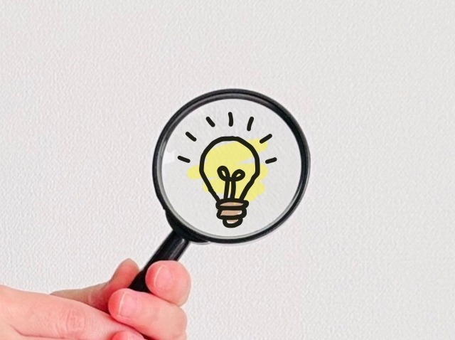 電気まわりの安全を見直すなら、電力会社の切り替えも検討してみませんか？     結論をまとめると！  ・電気料金単価の安い電力会社に乗り換えると月々の電気代を手間なく抑えられる     たこ足配線の見直しをきっかけに、ご自宅の電気まわり全体に目を向けてみてはいかがでしょうか。安全な使い方を意識することはもちろん大切ですが、毎月の電気代そのものを抑えることも、家計にとって大きなメリットになります。     たとえば、電気料金単価の安い電力会社に乗り換えると、電気の使い方を変えなくても電気代を安くできる可能性があります。一度手続きをおこなえば節約効果は毎月続くため、節電の手間もかかりません。なかには基本料金0円の電力会社もあり、毎月の固定費を簡単に安くできる点が魅力です。  関連記事：電力会社を乗り換える方法とは？電気料金の比較方法、メリットや注意点をわかりやすく解説 関連記事：【2026年】電力会社・電気料金プランの選び方とは？注意点と電気代を安くする方法を解説！ 関連記事：【2026年最新】安い電力会社のおすすめ比較！失敗しない選び方をわかりやすく解説     基本料金０円！しろくまプランで電気代をもっと安くしませんか？  しろくま電力では、家庭・低圧法人を対象とした電力プラン「しろくまプラン」を提供しています。     このプランの特徴は「基本料金が０円」であること。それ以外の単価も、以下のように大手電力会社より安いケースがほとんどです。電力を切り替えるだけで、節電をしなくても電気代を安くできる可能性が非常に高いのです。  ※ここに別途、大手電力は「燃料費調整額」「再エネ賦課金」が、  しろくまプランは「電源調達調整費」「再エネ賦課金」が発生します。     また「しろくまプラン」は電気代が安いだけでなく、発電の際にCO2を排出しない実質再生可能エネルギーをお届けしています。切り替えるだけで、地球温暖化の防止に貢献することができます。     環境にも家計にもやさしい「しろくまプラン」への切り替えをお考えの方は「しろくまプランお申し込みページ」または以下のバナーからお申し込みください。申込ページでは、プランの詳細についてわかりやすく説明しています。       FAQ 質問1：たこ足配線とは？  →たこ足配線とは、電源タップや延長コードを何本もつなぎ足すことで、ひとつのコンセントから多数の配線が伸びている状態のことです。厳密には、複数個口の電源タップをひとつコンセントに差して使っているだけなら「たこ足配線」には該当しません。しかしいずれの場合も、消費電力の超過やトラッキング現象によって火災が発生するリスクがあるため注意が必要です。     質問2：たこ足配線は何ワットまで使える？  →一般的な家庭のコンセントや電源タップの上限は、合計1,500W（15A）です。この上限を超えて電気を使い続けると過電流が発生し、発熱や発火につながるおそれがあります。安全に使うためには、接続している機器の消費電力を本体や取扱説明書で確認し、合計が1,500Wを超えないよう管理することが大切です。     質問3：たこ足配線の火災を防ぐにはどうすればよい？  →たこ足配線の火災を防ぐには、「使っていない家電のプラグをこまめに抜く」「コンセント周りのホコリを定期的に掃除する」「電源コードを束ねずに伸ばして使う」といった工夫が効果的です。また、電源タップは3〜5年を目安に交換し、消費電力の大きい家電は別々のコンセントから電源を取るようにしましょう。こうした対策を日頃から実践することで、火災のリスクを大幅に減らせます。