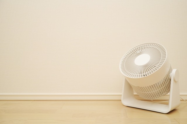 【冷房時】サーキュレーターをエアコンの真下に置いて上向きにする