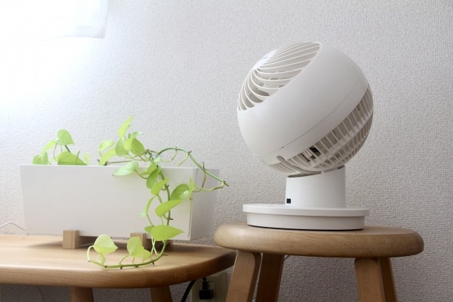 【ストーブ・ヒーター編】サーキュレーターを暖房器具の対角線上に置いて斜め上向きにする