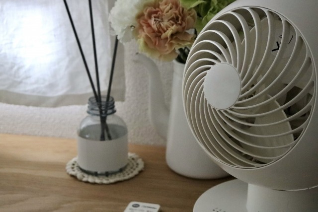 【換気編】サーキュレーターを開けた窓に向けて置くと空気が素早く入れ替わる