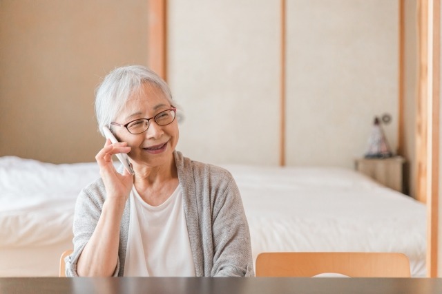 【年齢別】34歳以下の一人暮らしの電気代は月約4,569円・60歳以上は月約8,473円が目安