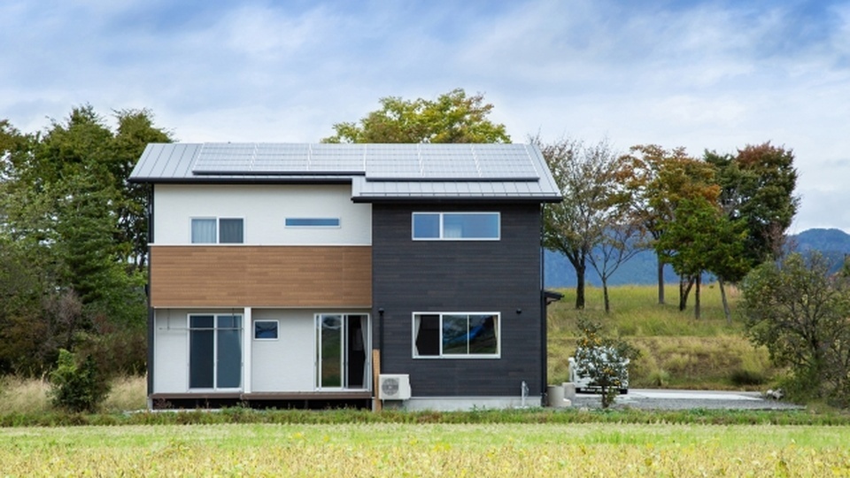 一軒家の電気代は平均いくら？世帯人数別の目安と集合住宅より高くなる理由・節約方法をわかりやすく解説！