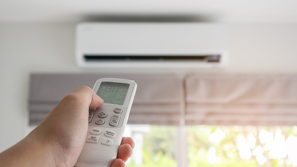 エアコンの消費電力はどれくらい？電気代の計算方法や節約術についても解説！